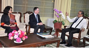 The Governor of Arunachal Pradesh Shri JP Rajkhowa with the US Consul General, Kolkata Mr. Craig L. Hall and his Wife at Raj Bhavan, Itanagar on 28th April2016.